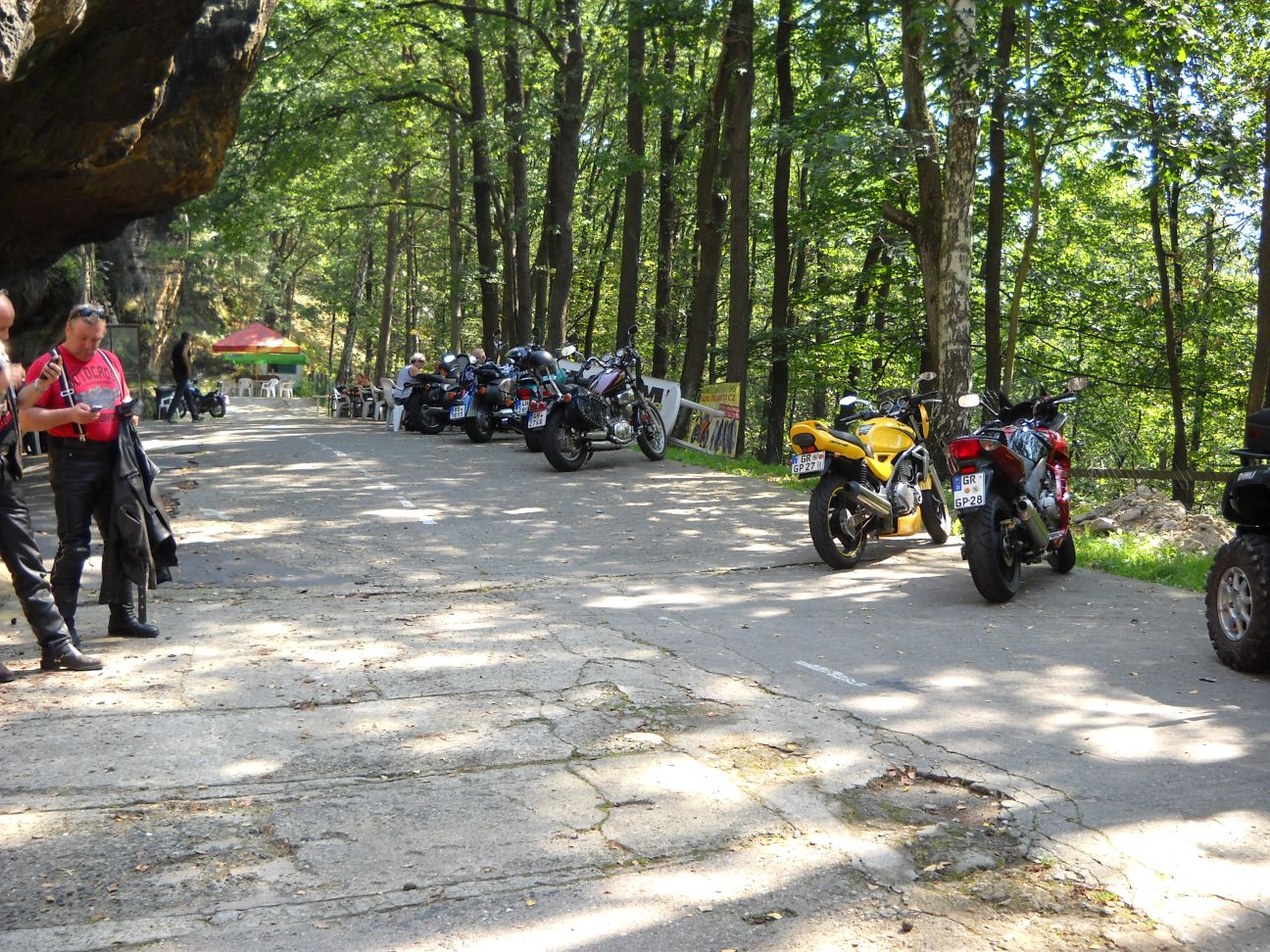 Příprava německých motorkářů na focení 4kolky